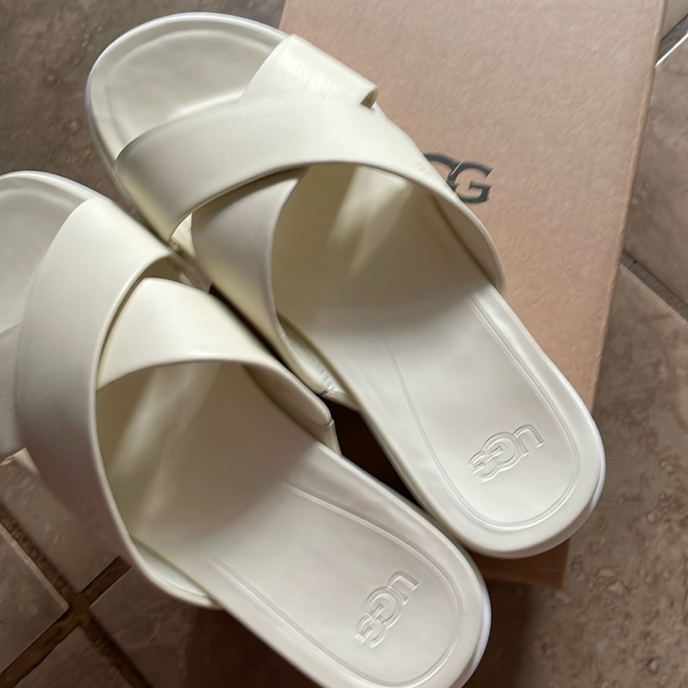 Ugg shoes Zari. New in box